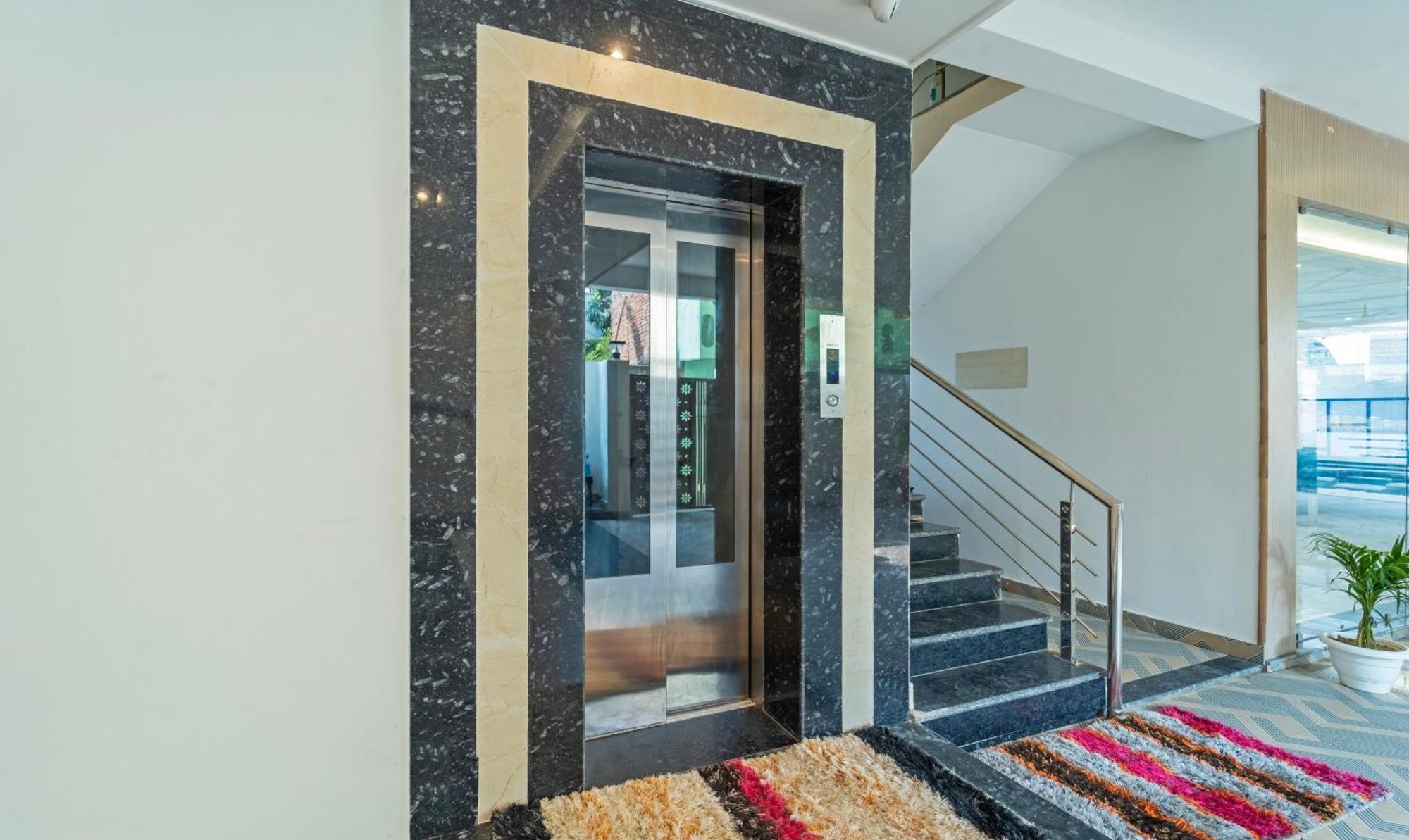 Treebo Raj Palace Варанаси Екстериор снимка