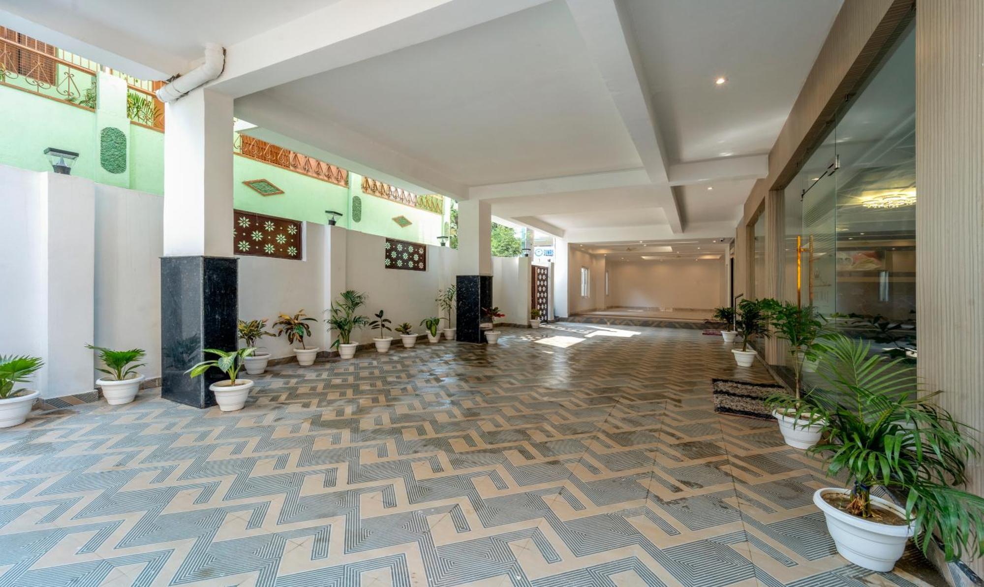 Treebo Raj Palace Варанаси Екстериор снимка